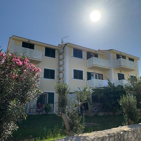 Apartmani Lovren Novalja Exterior photo