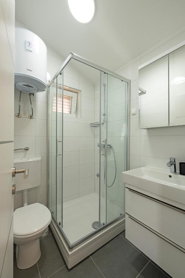 Apartmani Lovren Novalja Exterior photo
