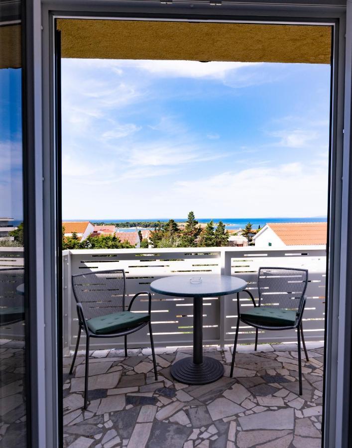 Apartmani Lovren Novalja Exterior photo