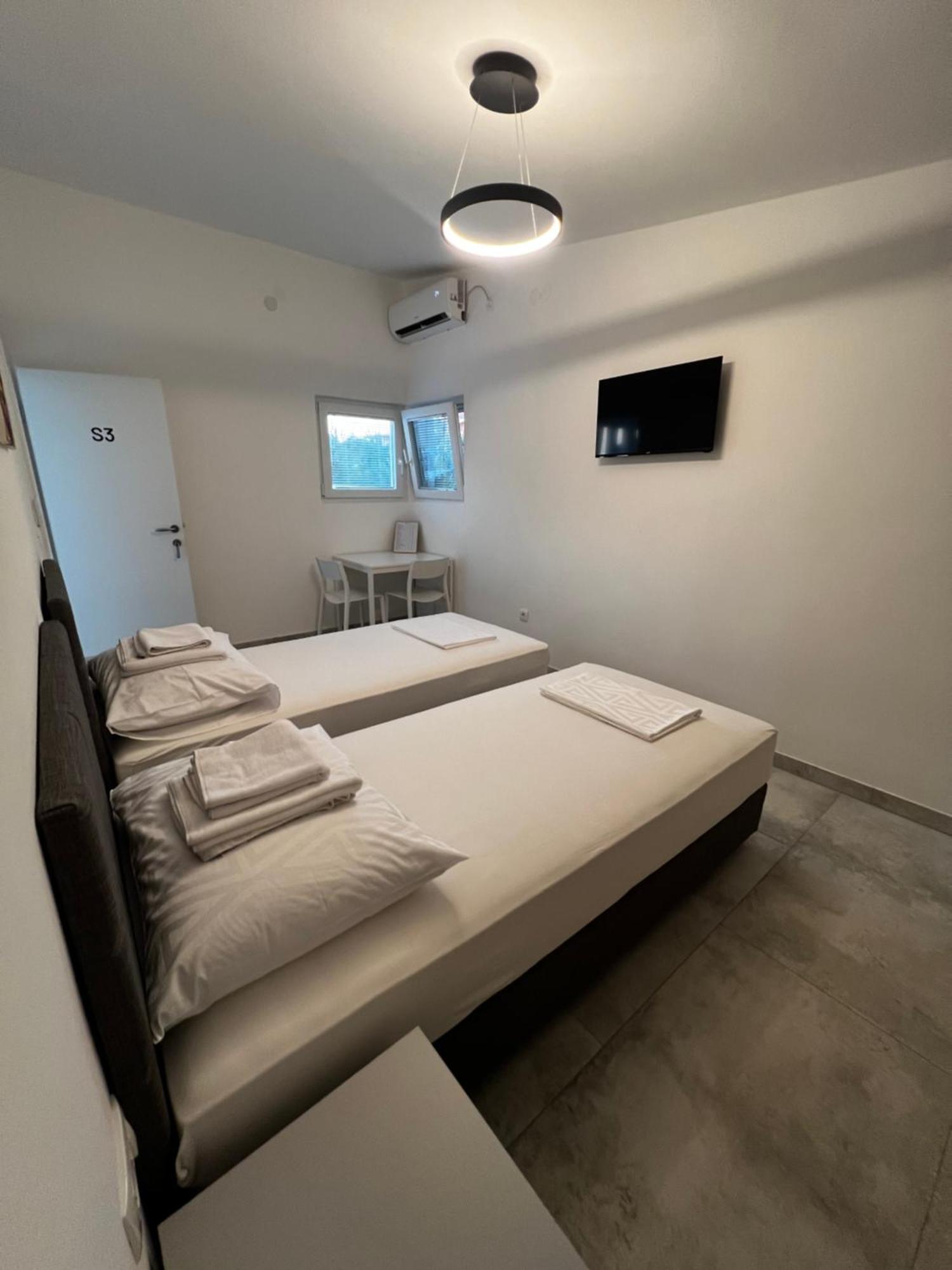 Apartmani Lovren Novalja Exterior photo