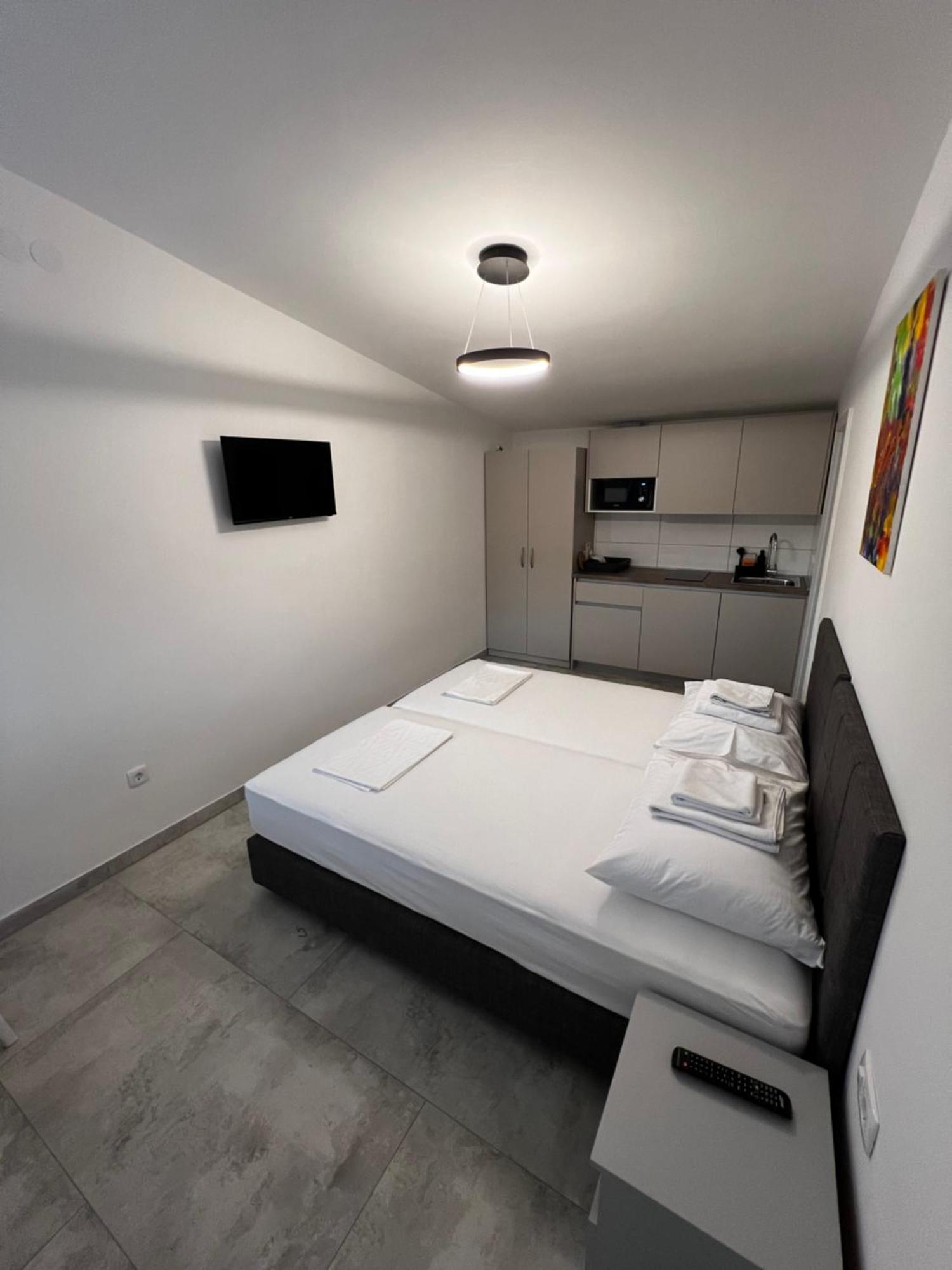 Apartmani Lovren Novalja Exterior photo