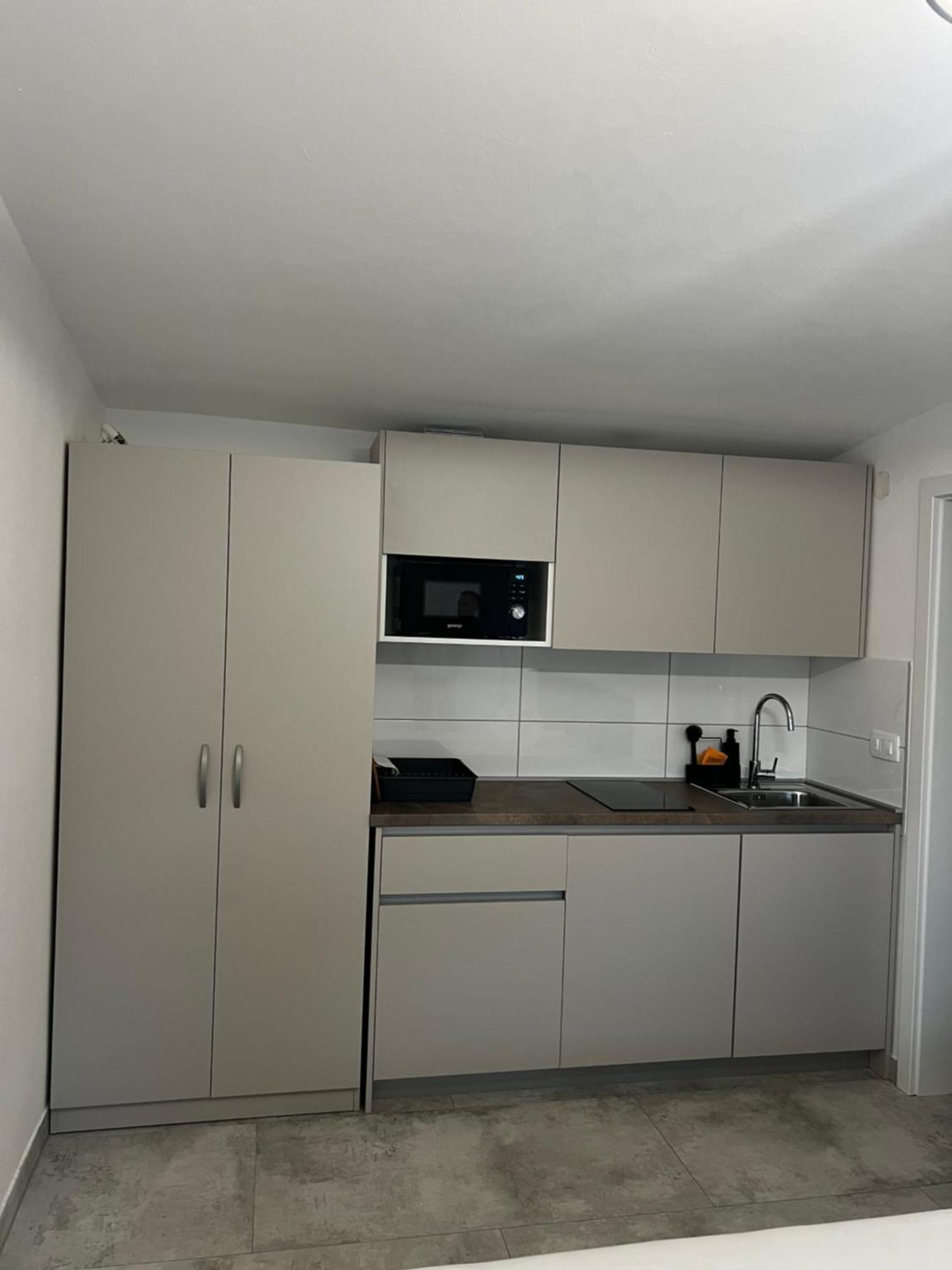 Apartmani Lovren Novalja Exterior photo