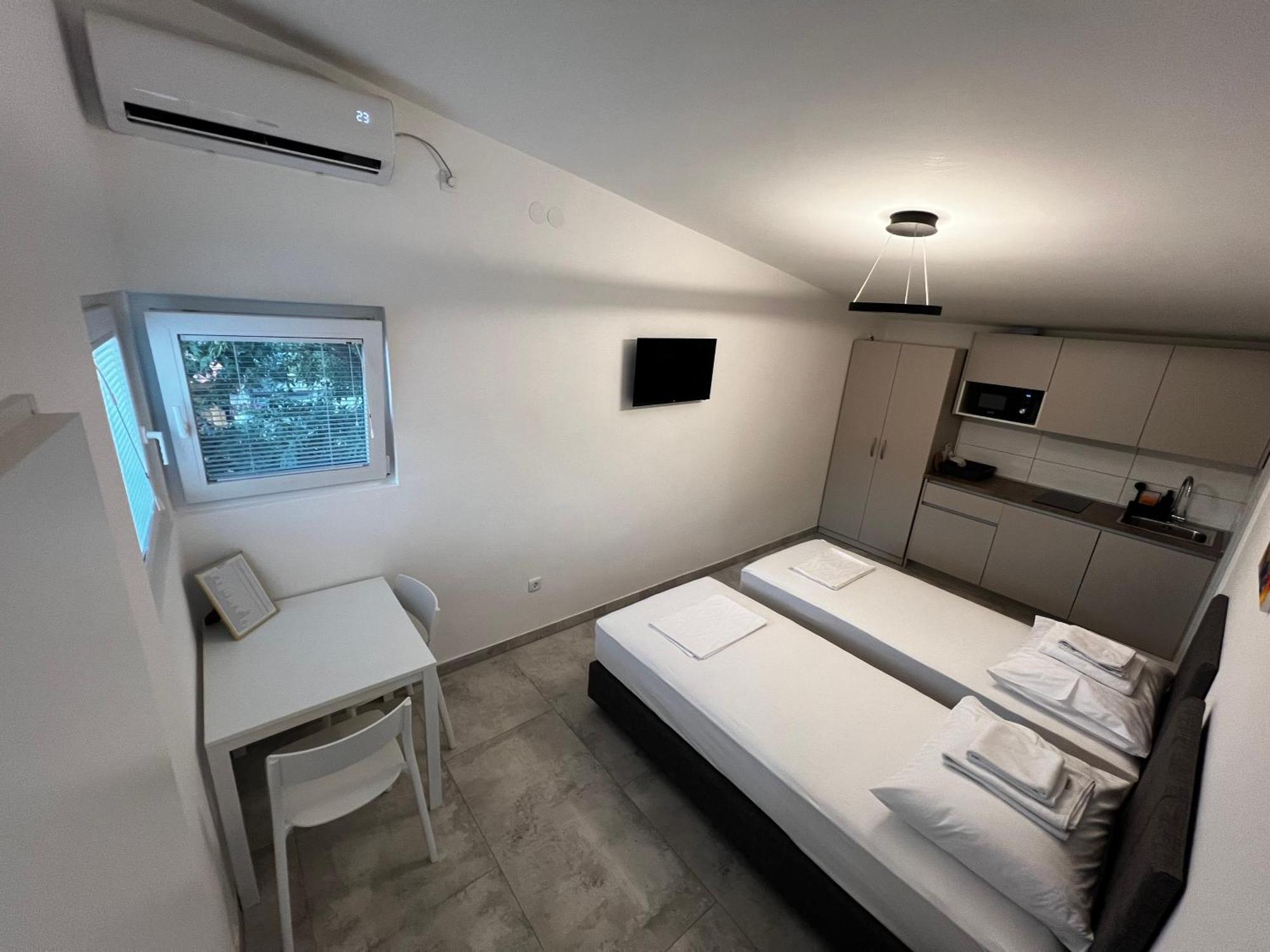 Apartmani Lovren Novalja Exterior photo